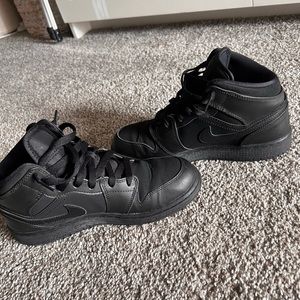 Air Jordan 1 Mid Triple Black Size 6Y